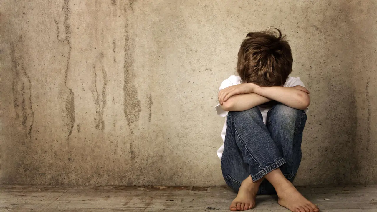 Un ni&ntilde;o agredido sexualmente. / RR. SS.