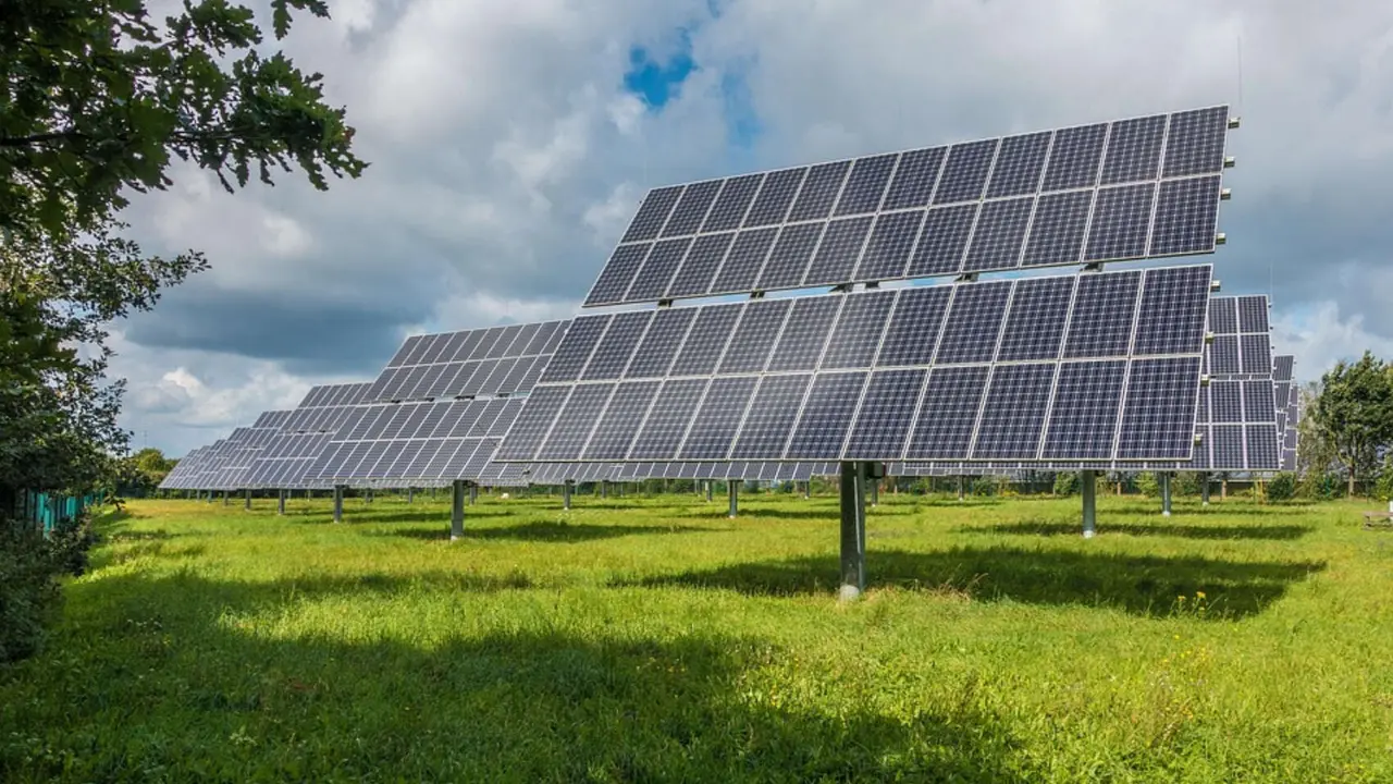 Granja de paneles solares. / Pixabay.
