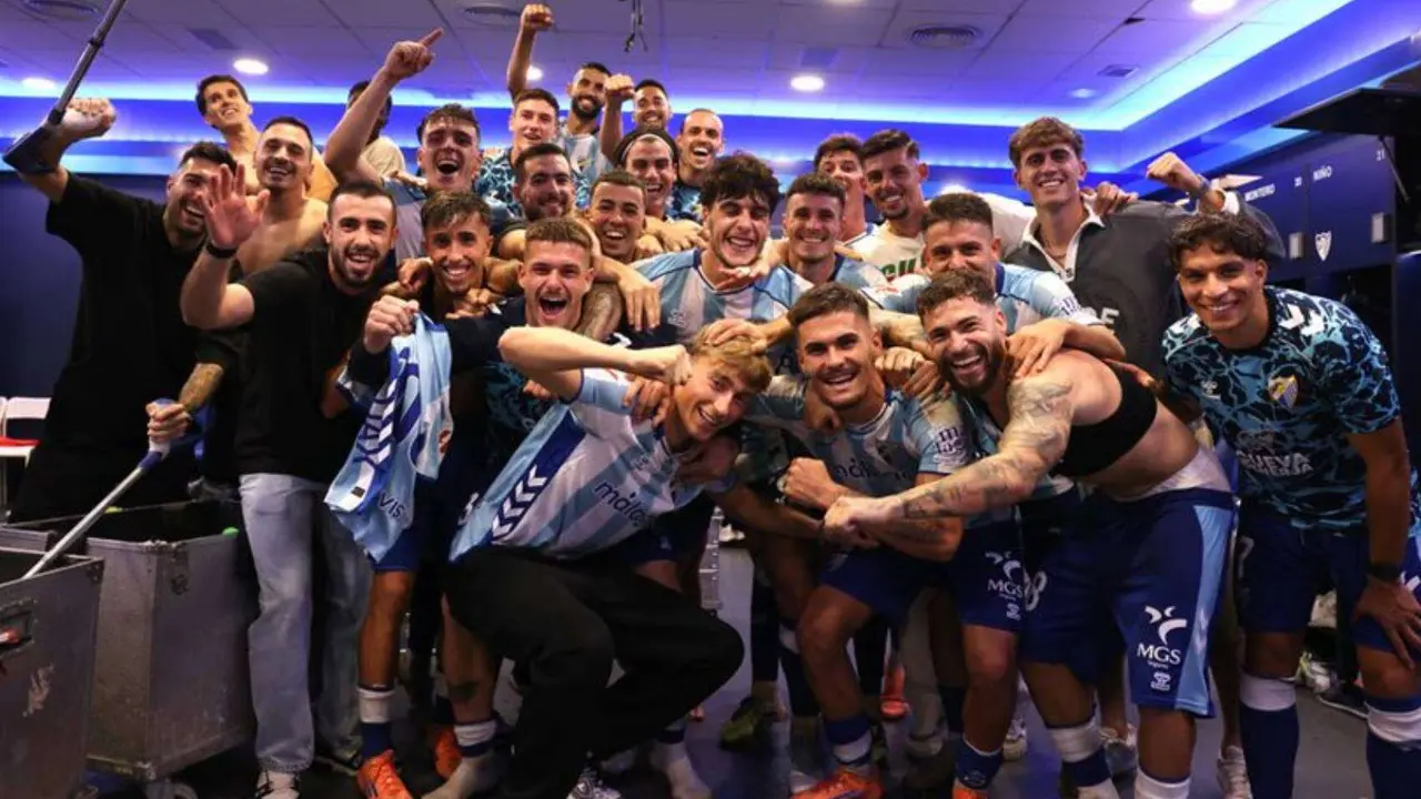 Dean Huijsen y los futbolistas del M&aacute;laga en plena celebraci&oacute;n del triunfo ante el Deportivo. / @malagacf