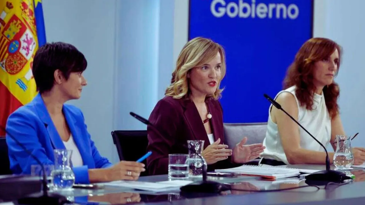 Isabel Rodr&iacute;guez, ministra de Vivienda y Agenda Urbana; Pilar Alegr&iacute;a, ministra de Educaci&oacute;n y Formaci&oacute;n Profesional y M&oacute;nica Garc&iacute;a, ministra de Sanidad. / @desdelamoncloa.