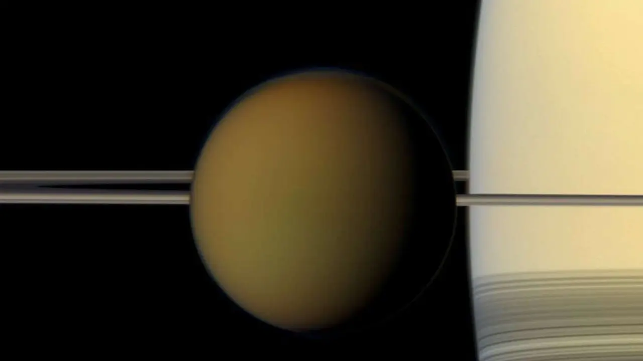 La luna Tit&aacute;n pasa frente a Saturno. / NASA - JPL-Caltech - Space Science Institute