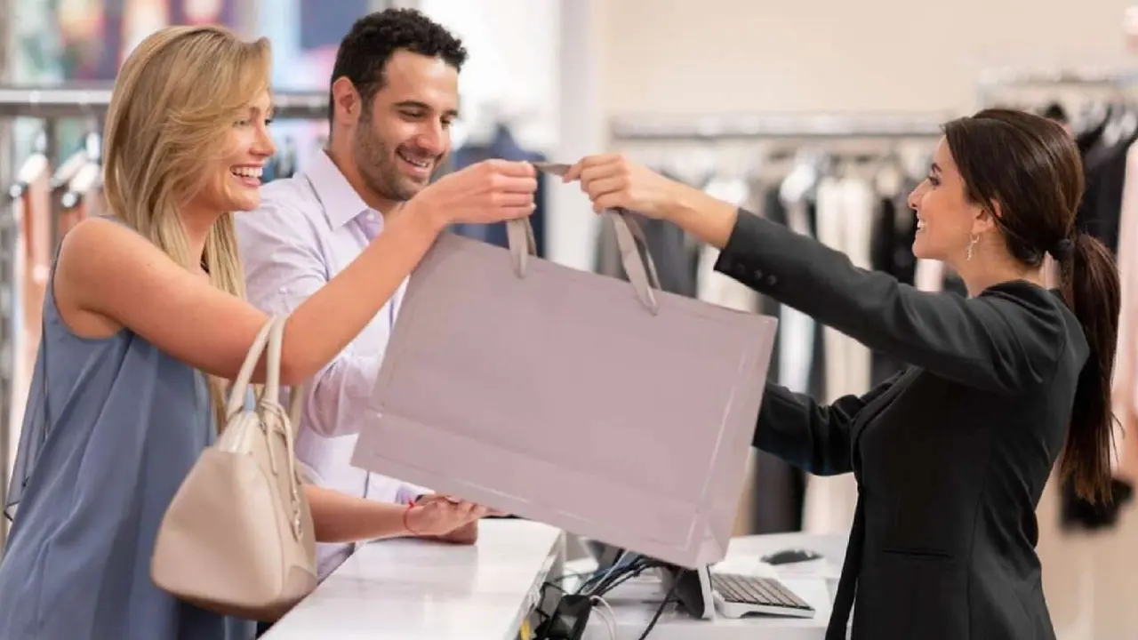 Una mujer comprando ropa. / RR. SS.