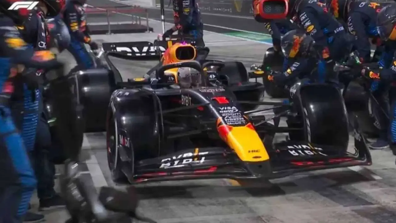 El coche de Max Verstappen en plena carrera. /  @f1