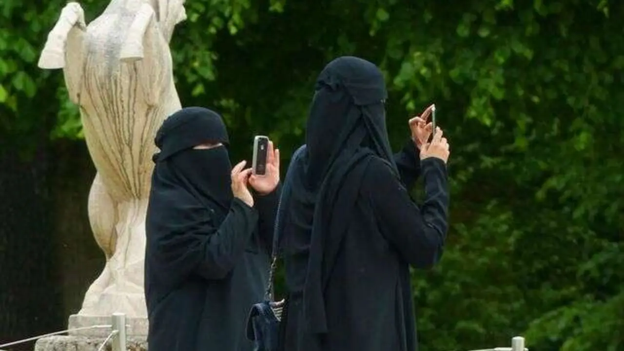 Mujeres llevando el burka. / RR SS.
