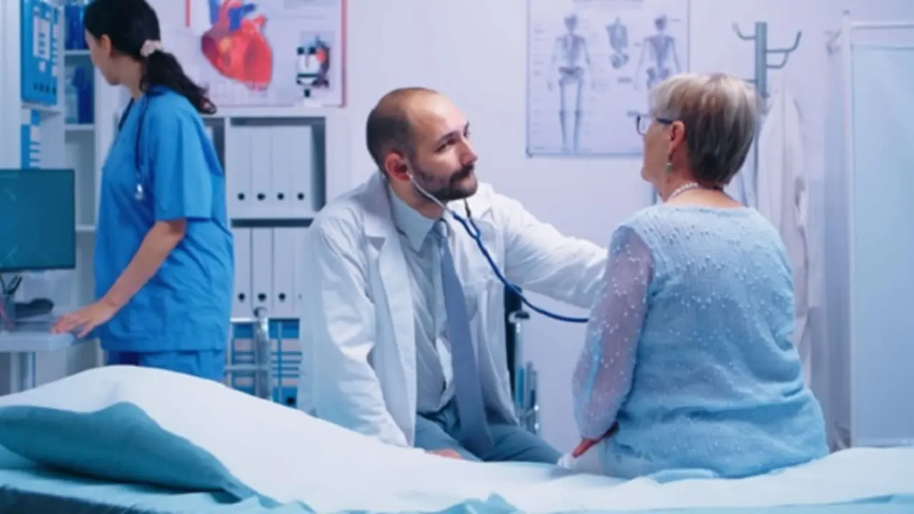 Una paciente en una consulta m&eacute;dica. / RR. SS.