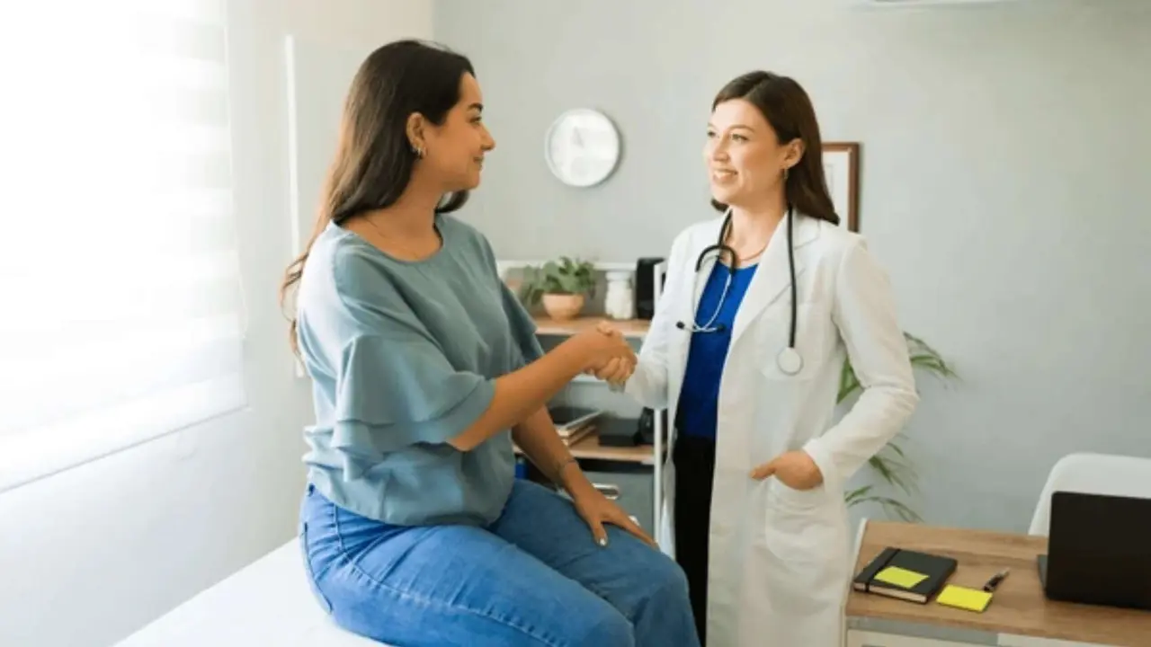 Una doctora con su paciente. / Shutterstock.