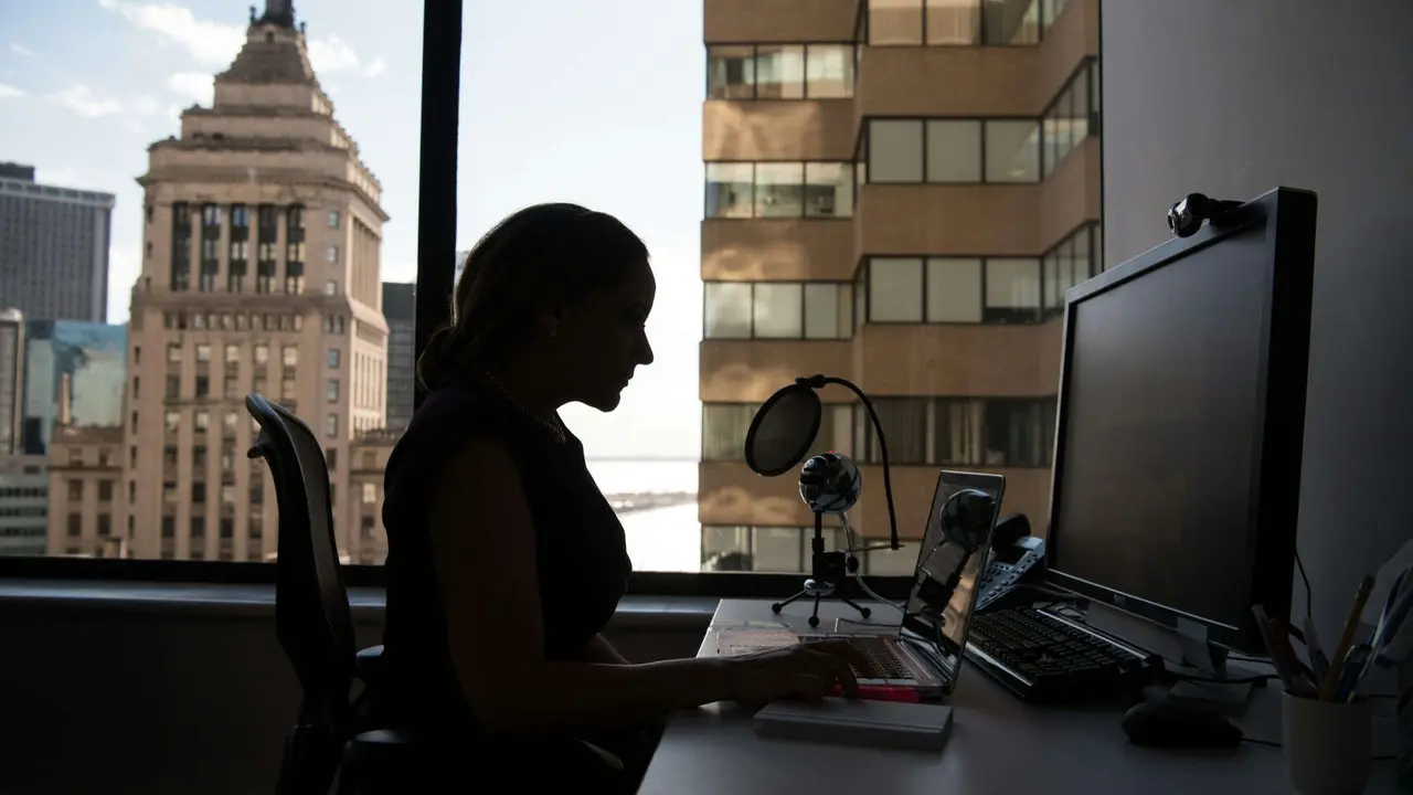Una mujer frente a su computadora. / Unsplash.
