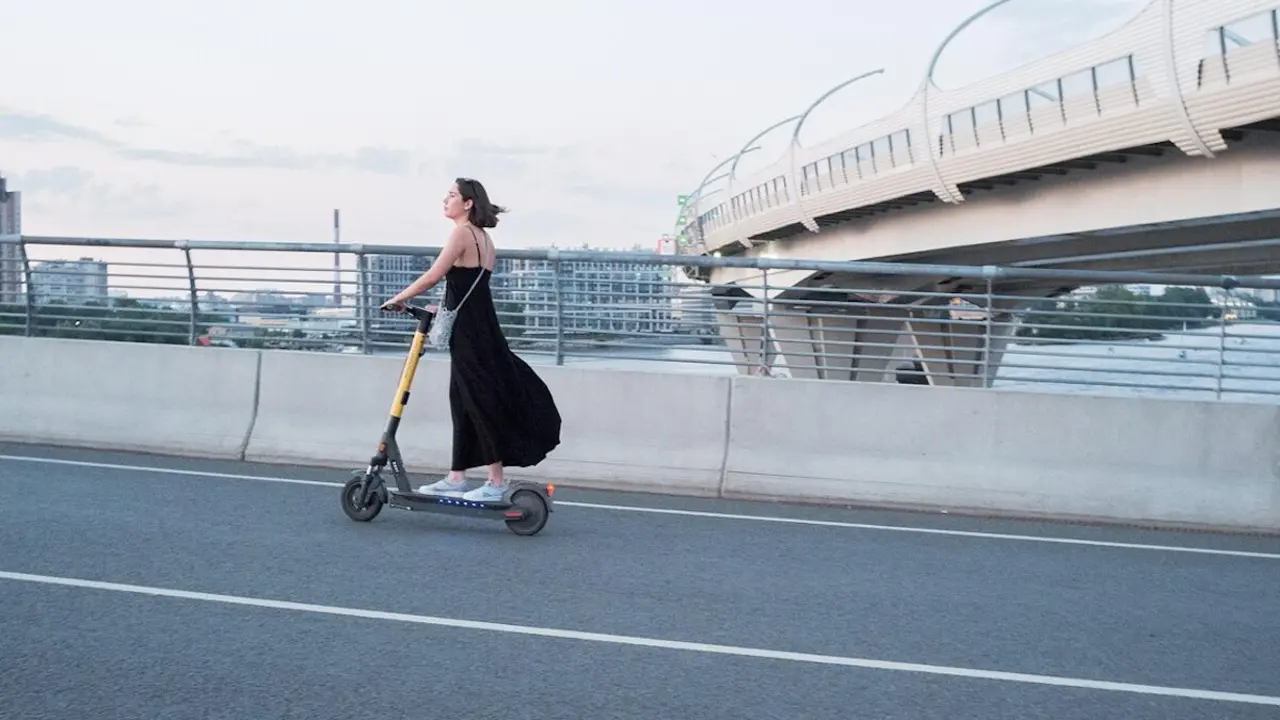 Mujer con patinete.