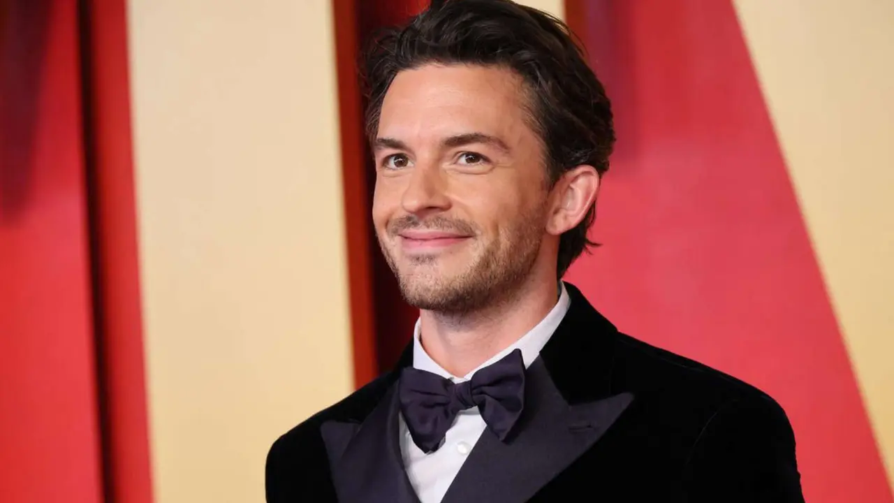 Jonathan Bailey, en una fiesta posterior a los Oscar, en marzo de 2024 en Los &Aacute;ngeles. / RR. SS.