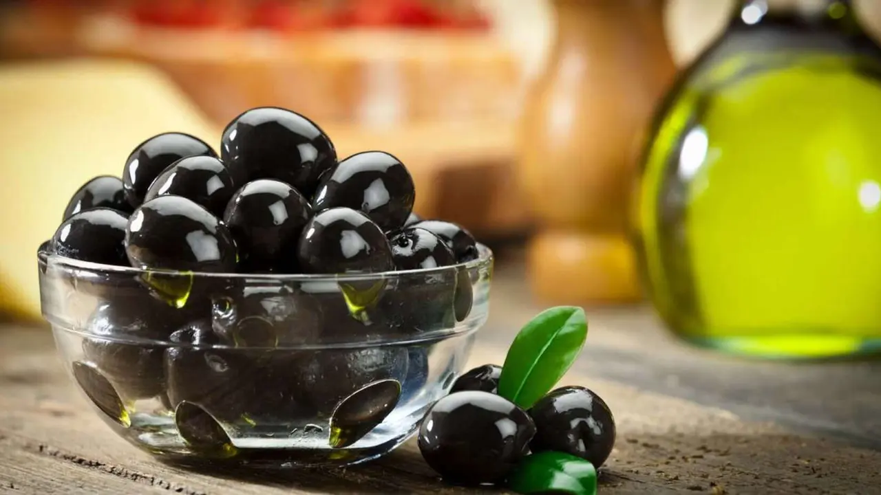 Aceitunas negras. / RR. SS.