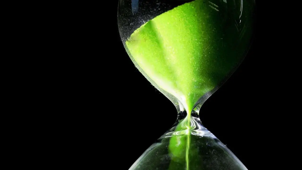 Reloj de arena. / RR SS.