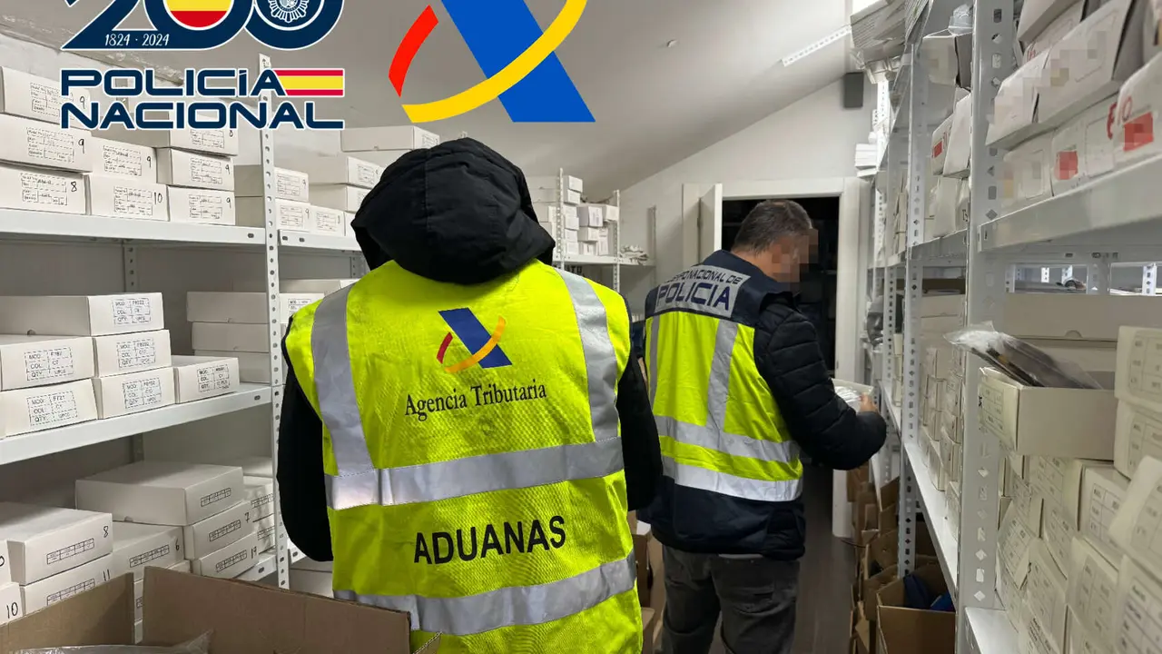 Agentes de la Agencia Tributaria, en una operaci&oacute;n contra art&iacute;culos falsificados. / RR. SS.