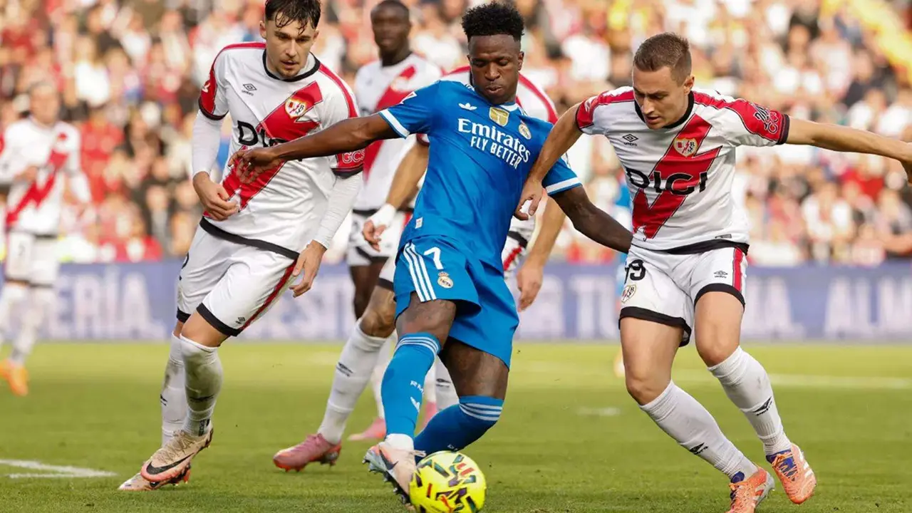 Una incidencia del partido entre el Rayo y el Real Madrid. /  www.realmadrid.com