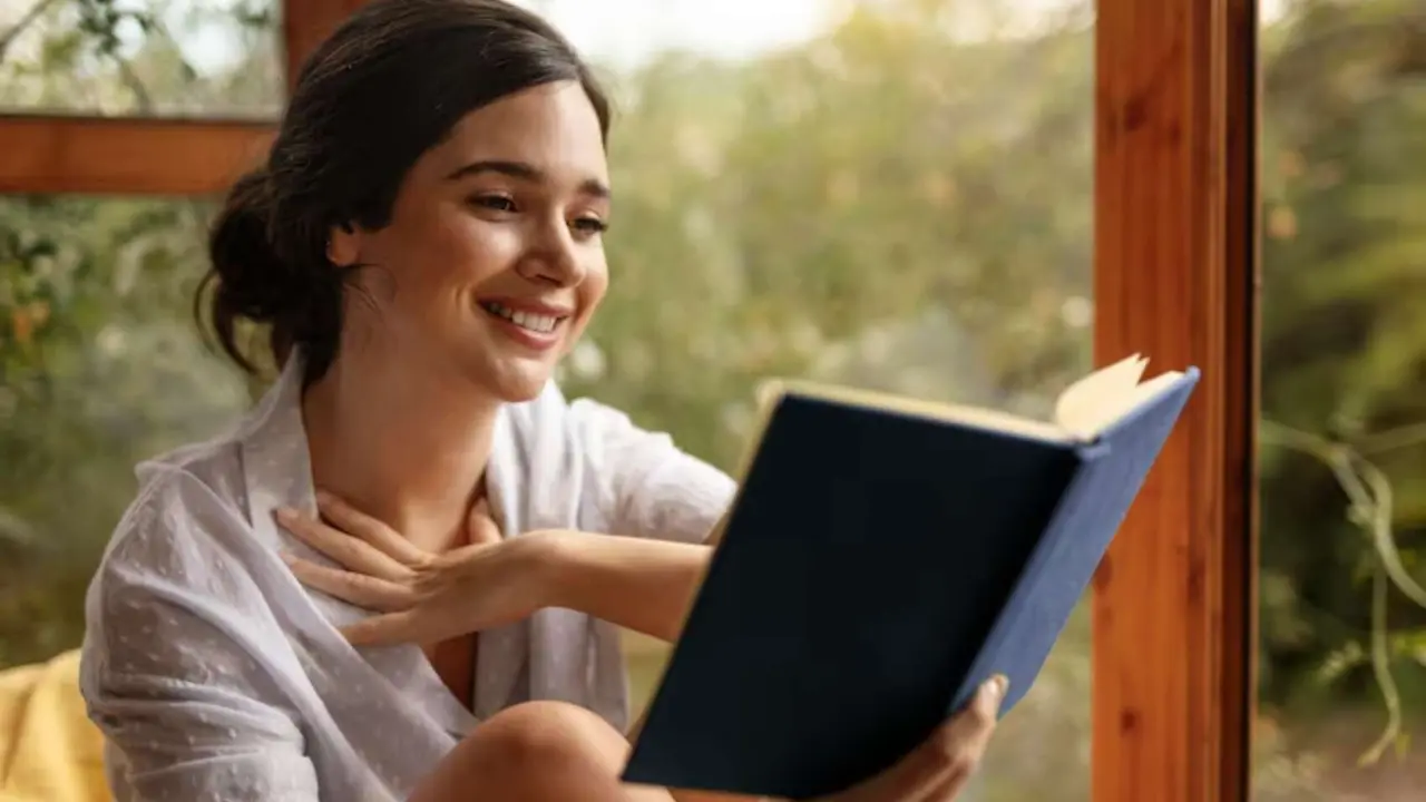 Una joven leyendo un libro. / Freepik.