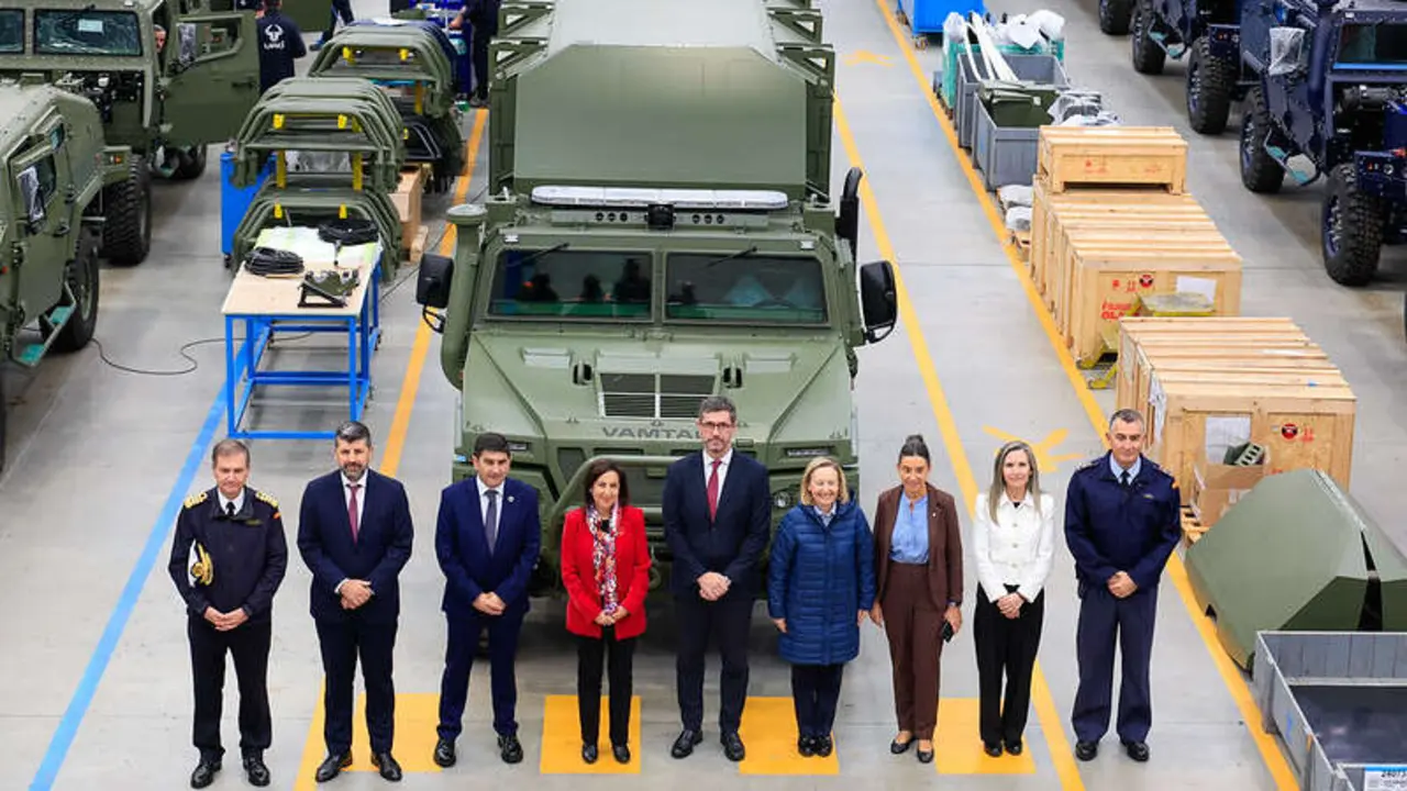Robles visit&oacute; las instalaciones de URO Veh&iacute;culos Especiales S.A (Urovesa) y su nueva zona de expansi&oacute;n en Valga (Pontevedra). / Mundiario