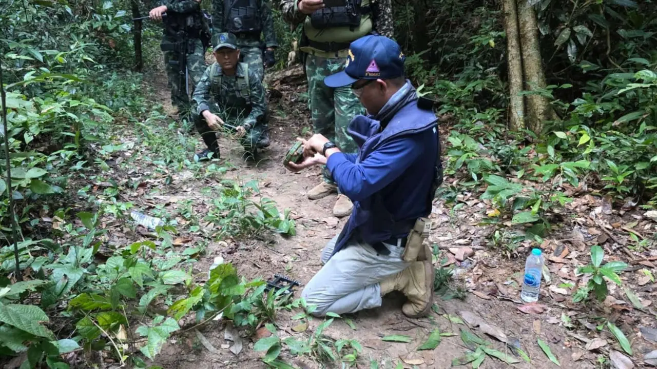 El Ej&eacute;rcito tailand&eacute;s inspecciona una mina antipersona detonada en la frontera entre Tailandia y Camboya. / Royal Thai Army