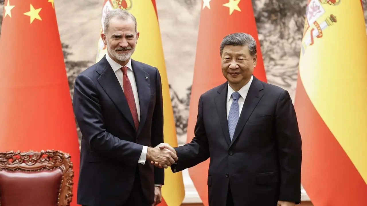 Encuentro del rey Felipe VI y el presidente chino Xi Jinping, en el Gran Palacio del Pueblo (Pek&iacute;n). / @CasaReal.