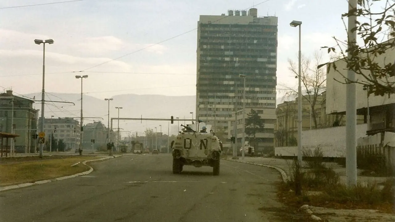 Veh&iacute;culo de la ONU en la Avenina de los Francotiradores durante el sitio de Sarajevo, Bosnia. / Paas