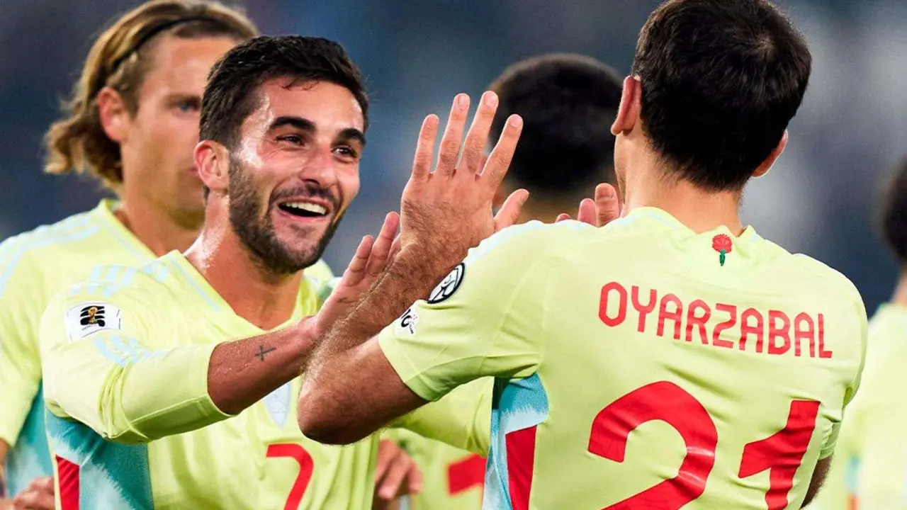 Ferran Torres y Mikel Oyarzabal. /  @sefutbol