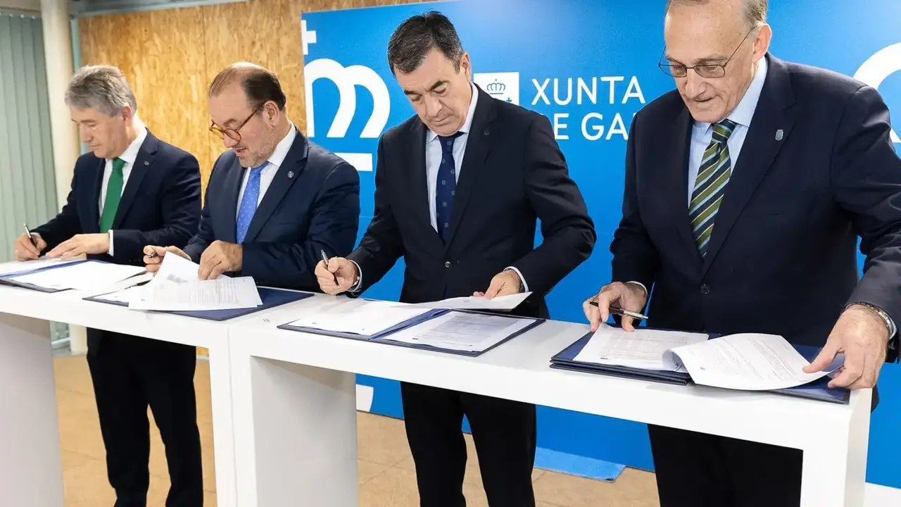 El conselleiro de Educaci&oacute;n, Rom&aacute;n Rodr&iacute;guez, firma un  acuerdo con los tres rectores de las universidades p&uacute;blicas de Galicia. / Xunta de Galicia.