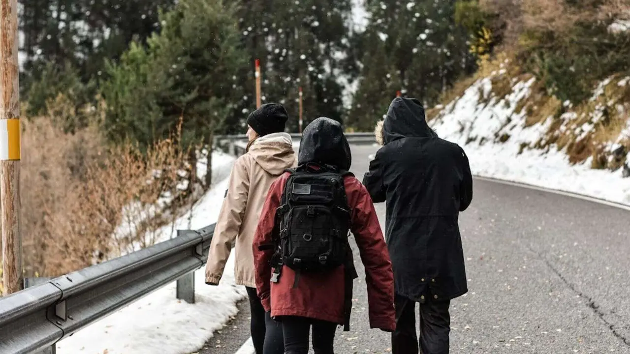 Personas en una carretera con nieve y fr&iacute;o. / Pexels.