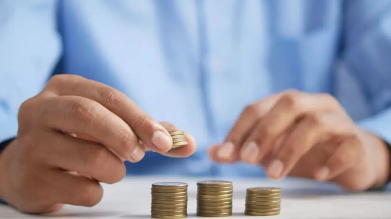 Hombre contando monedas.