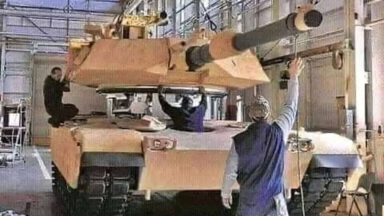A diferencia de la producci&oacute;n masiva de veh&iacute;culos civiles, los tanques de guerra se fabrican en lotes peque&ntilde;os y altamente especializados. Cada tanque es &uacute;nico, dise&ntilde;ado a medida. Montaje de un M 1 Abrams. / RR SS.