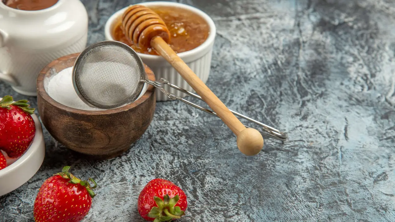 Miel dulce con fresas y chocolate. / Freepik