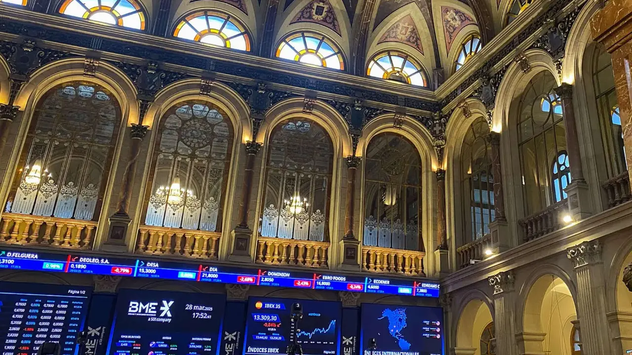 Paneles de la Bolsa de Madrid. / RR. SS.
