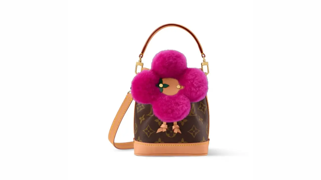 Bolso con charm, LV.com.