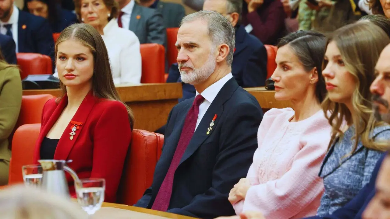 La princesa Leonor junto al Rey Felipe VI, la reina Letizia y la infanta Sof&iacute;a. / @CasaReal.