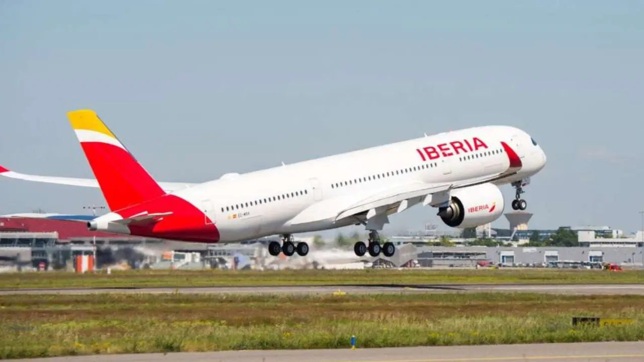 Un avi&oacute;n de Iberia despegando. / RR. SS.