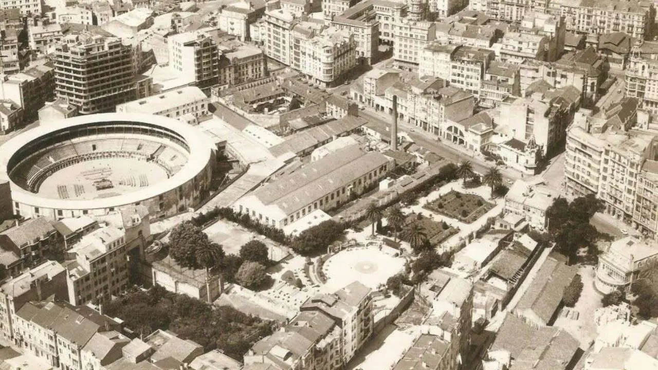 La antigua plaza de toros de A Coruña, donde ahora confluyen las calles Médico Rodríguez y avenida de Finisterre. / Facebook