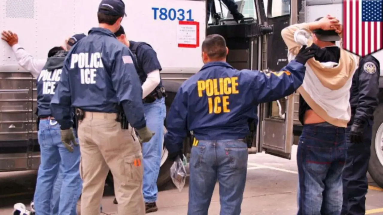 Funcionarios del Servicio de Control de Inmigraci&oacute;n y Aduanas de los Estados Unidos con inmigrantes. / ICE