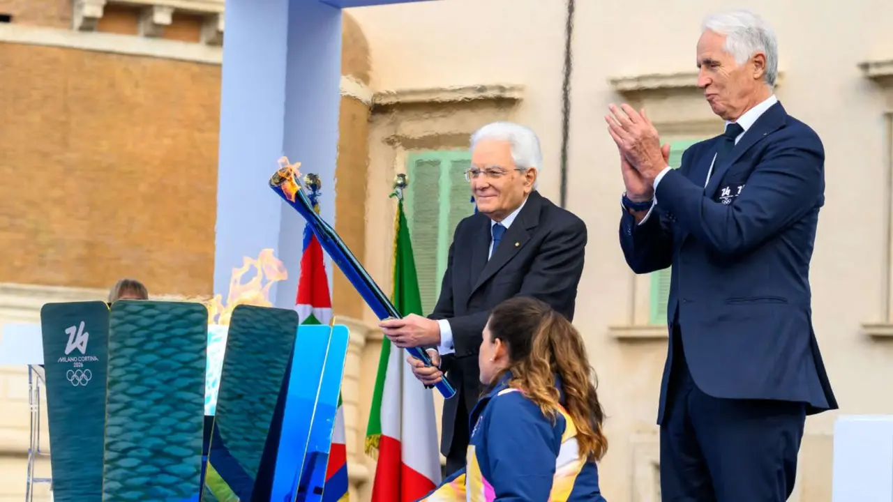 Sergio Mattarella, presidente de Italia con la llama ol&iacute;mpica de los Juegos Ol&iacute;mpicos Mil&aacute;n-Cortina 2026. / @milancortina2026