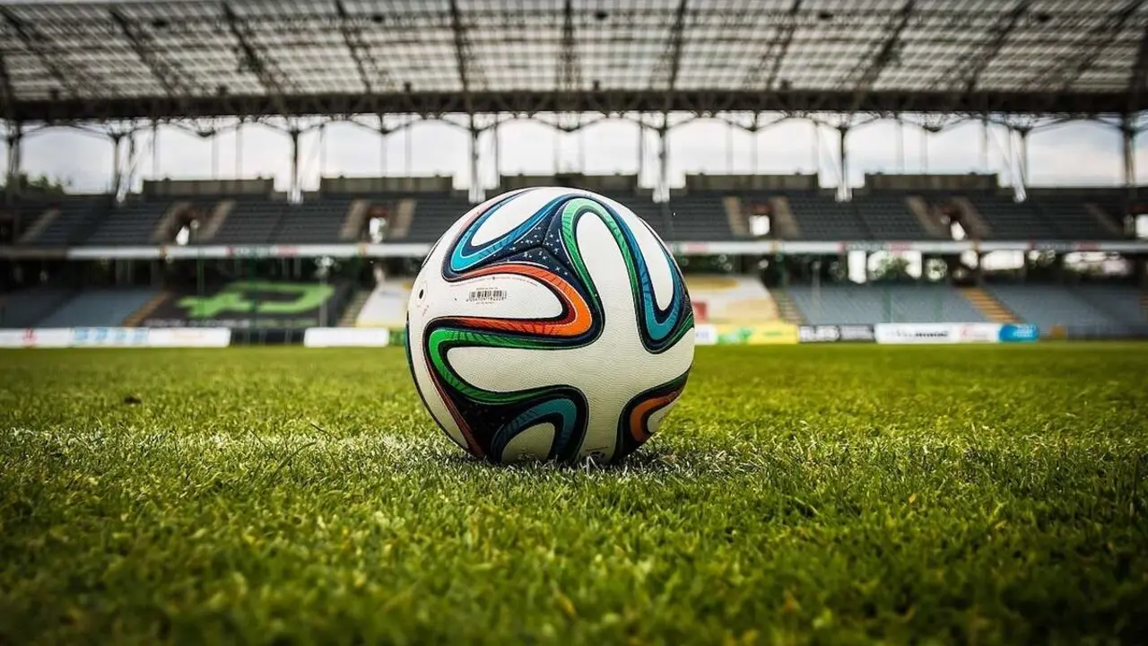 Balón de fútbol. / jarmoluk en Pixabay