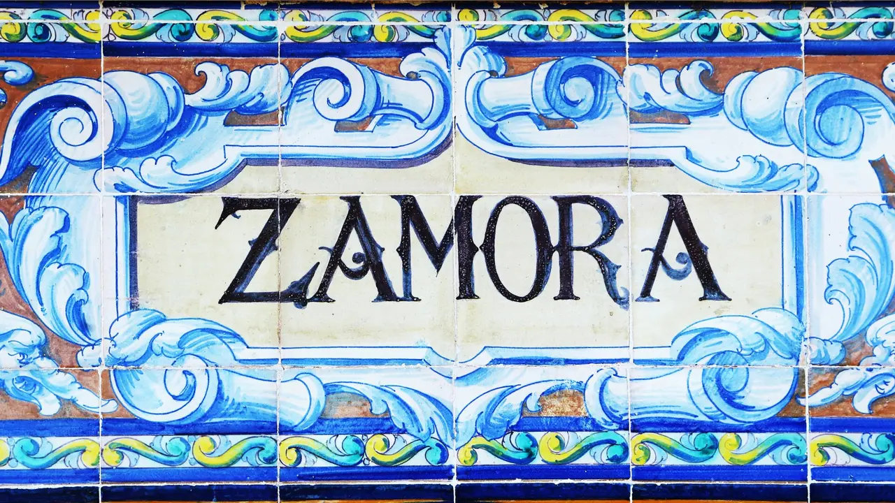 Azuelejos con el nombre de Zamora. / Canva.