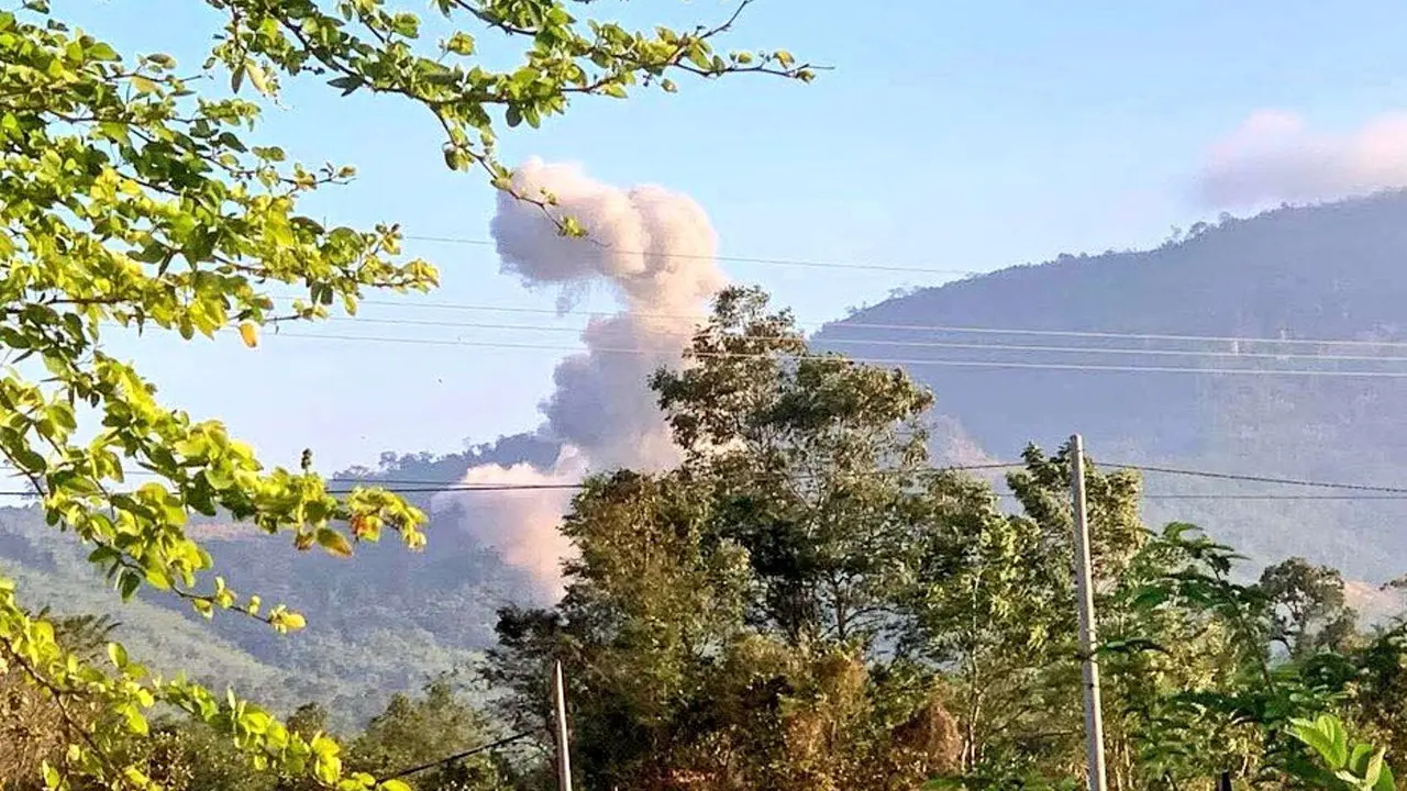 Feroces ataques a&eacute;reos de Tailandia contra objetivos en la frontera con Camboya. / @MundoEConflicto en X