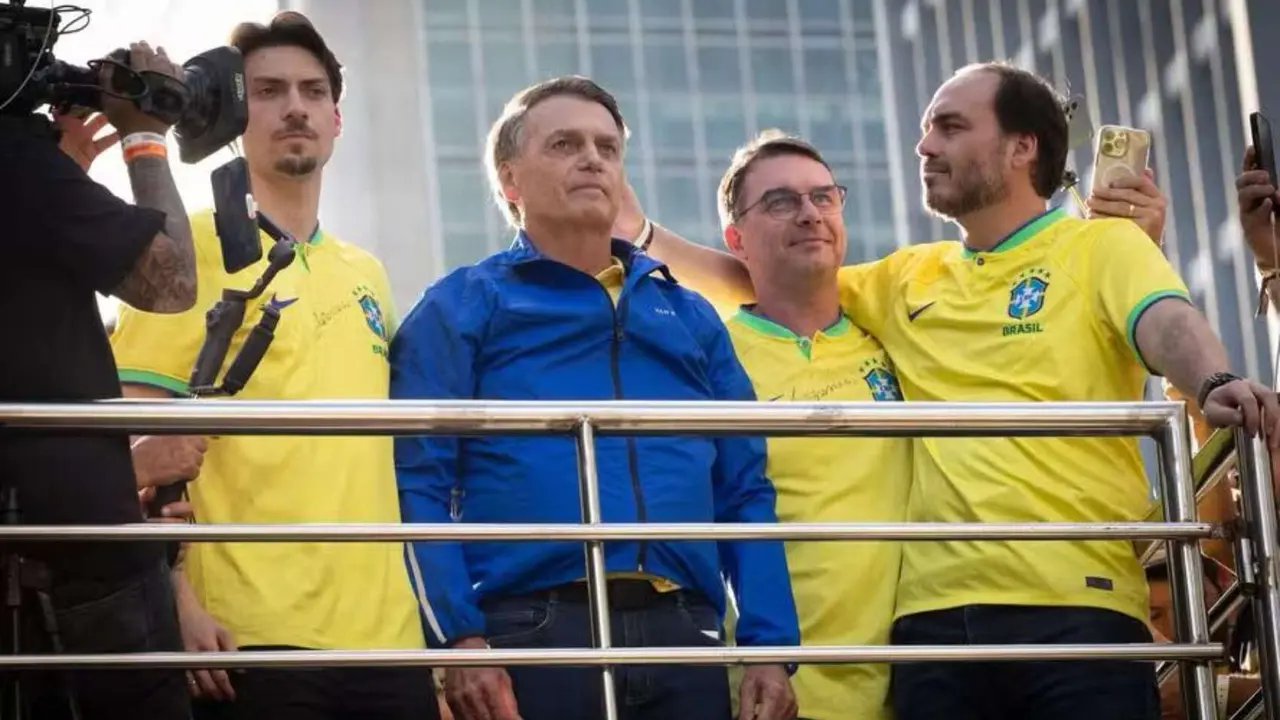 Jair Renan, Jair Bolsonaro (expresidente de Brasil), Fl&aacute;vio y Eduardo. / @FlavioBolsonaro