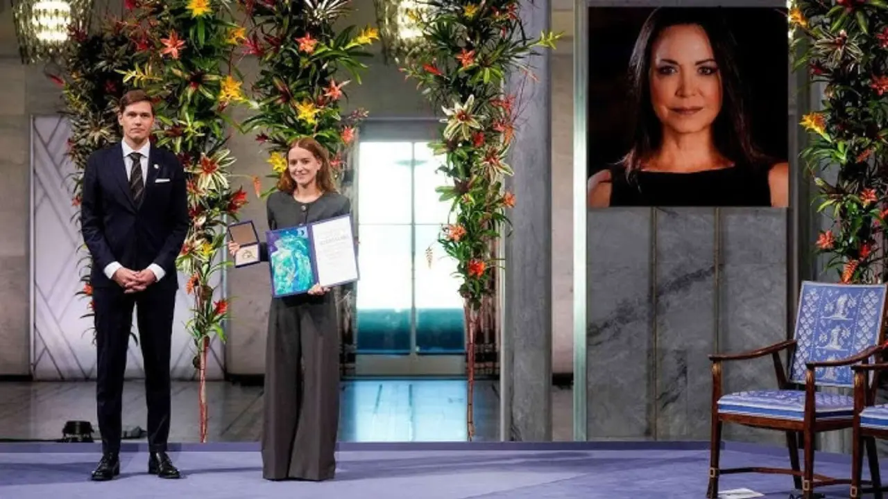 Ana Corina Sosa, hija de Mar&iacute;a Corina Machado, recibe el premio Nobel de la Paz, en Oslo. / RR. SS.