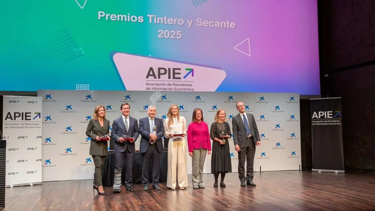 Foto de familia de los premios de la APIE. / @APIE_es