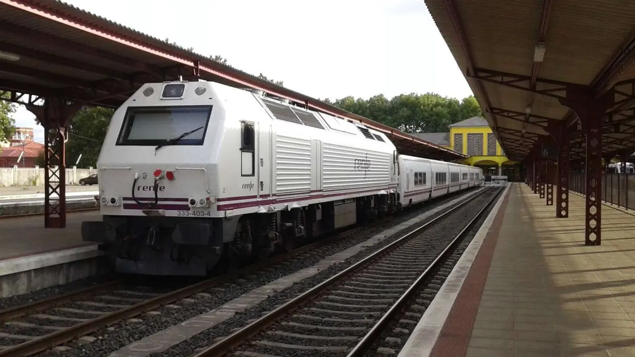 Tren en estaci&oacute;n de Ferrol. / RR SS.