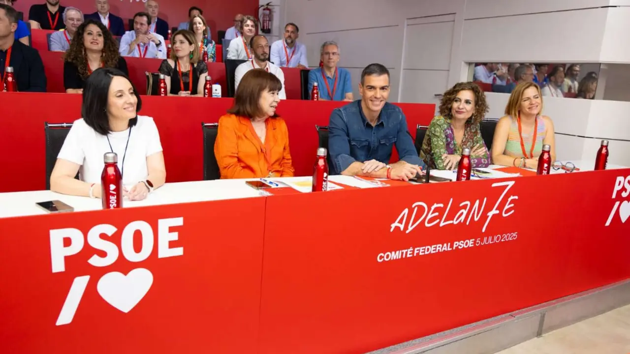 Rebeca Torr&oacute;, Cristina Narbona, Pedro S&aacute;nchez, Mar&iacute;a Jes&uacute;s Montero y Pilar Bernab&eacute;. / PSOE