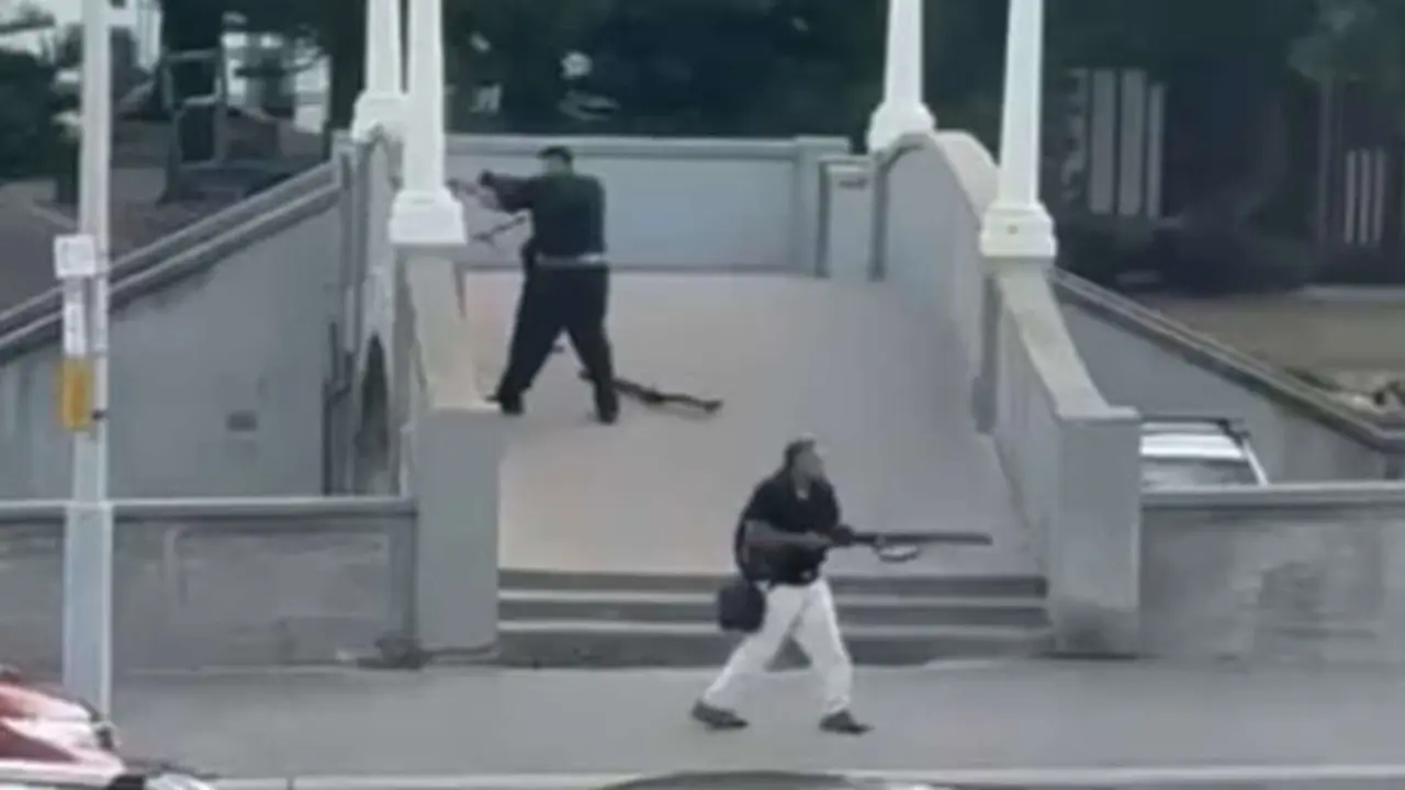 Naveed Akram, de 24 a&ntilde;os, y su padre Sajid perpetran un atentado en la playa Bondi, Australia. / RR.SS