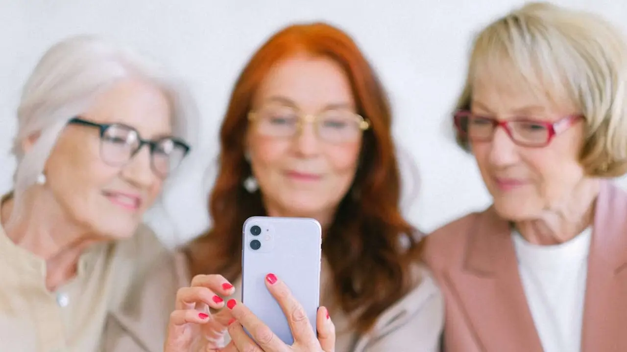 Adultos usando el m&oacute;vil. / Anna Shvets en Pexels