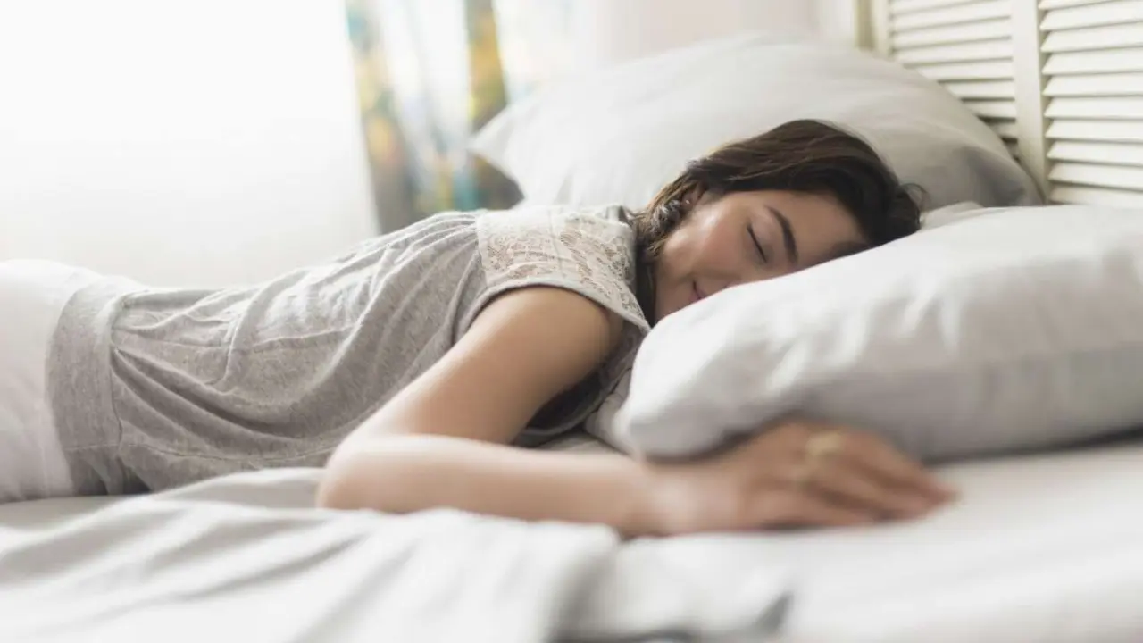 Una mujer durmiendo boca abajo. / RR. SS.