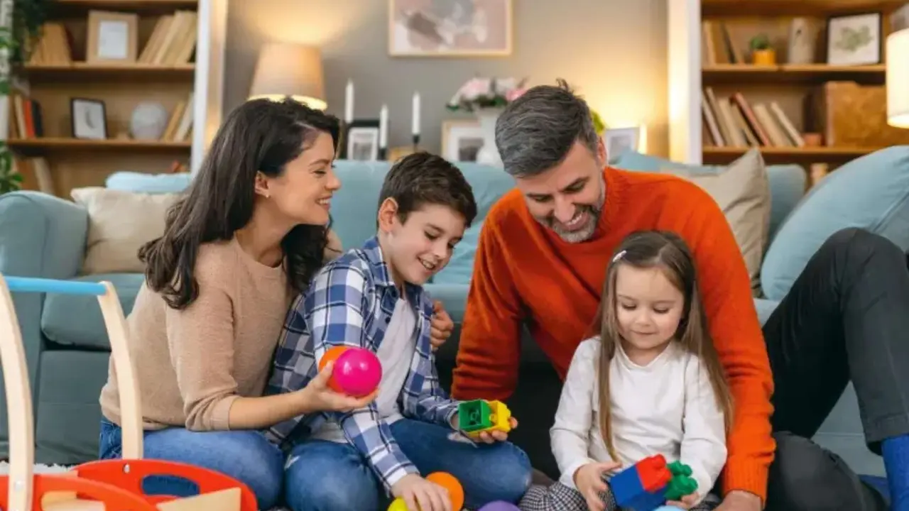 Unos padres con sus hijos. / RR. SS.