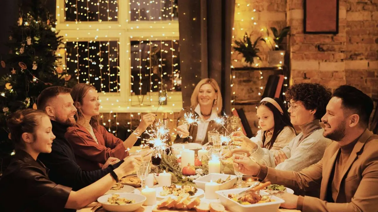 Una familia en una cena de Navidad. / Pexels.
