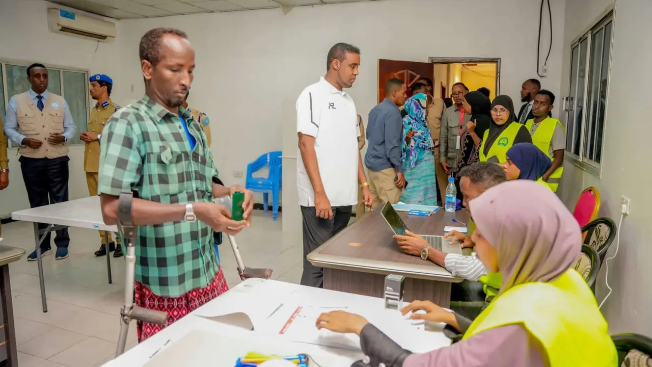 Somal&iacute;es acuden a votar de forma directa. / Embajada de Somalia en China