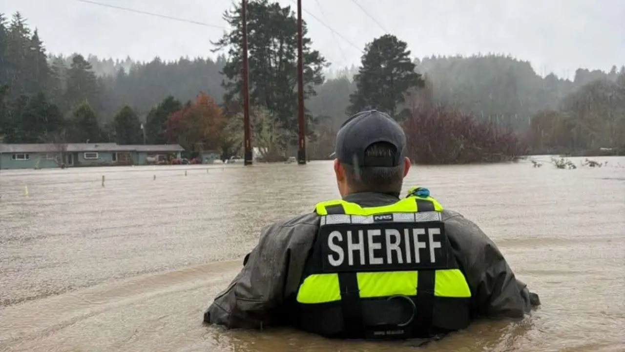 Agente de EE UU ante las inundaciones. / Humboldt County Sheriff's Office